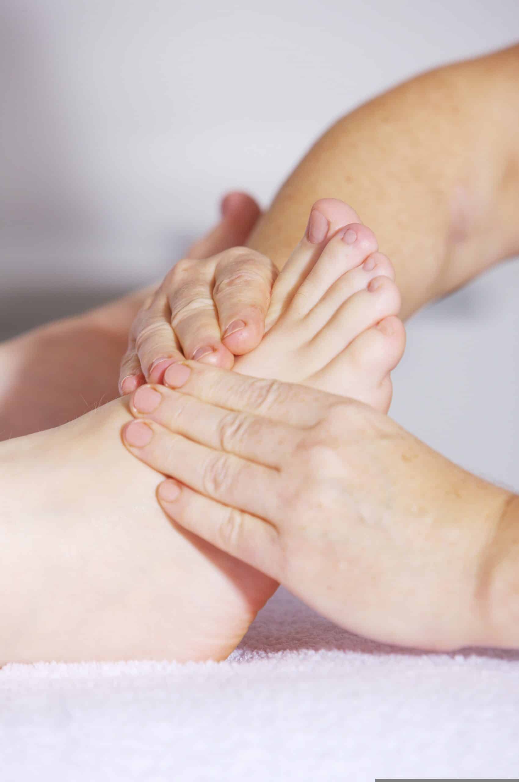 Réflexologue massant le pied d'un patient