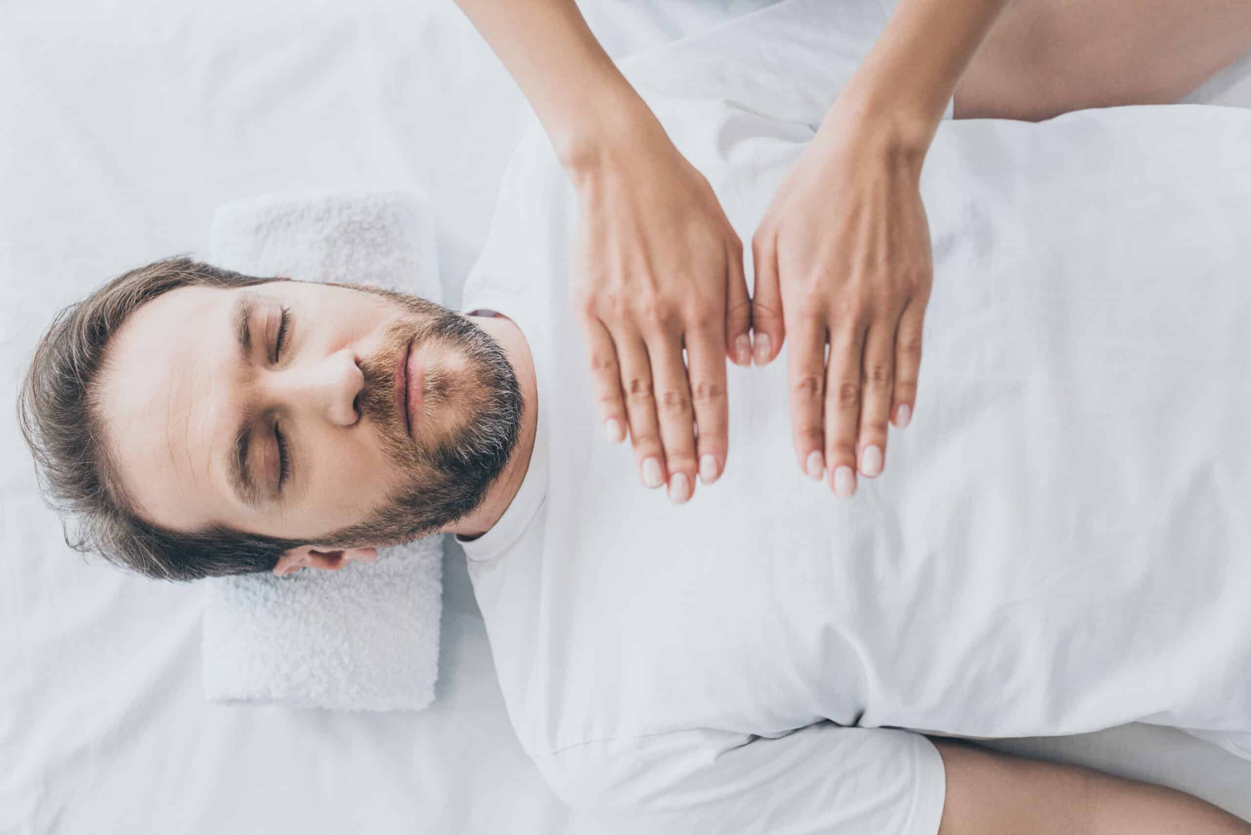 Homme bénéficiant d'une séance de Reiki